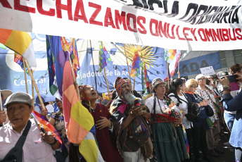 Buenos Aires, Argentina.- En las fotos tomadas el 24 de enero del 2024, representantes de Pueblos Originarios, realizaron una ceremonia en apoyo a la primer huelga nacional con movilización convocada por la CGT, ambas CTA (de los Trabajadores y Autónoma), los trabajadores de la economía popular (UTEP), los movimientos sociales y las multisectoriales en rechazo de las medidas económicas del Gobierno.