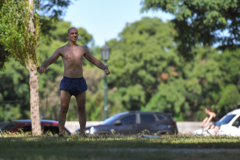 Buenos Aires, Argentina.- En las fotos tomadas el 30 de enero del 2024, muestra las calles de Buenos Aires en medio de la ola de calor que atraviesa el país. Este martes empezó una ola de calor en grandes zonas de la región centro y norte de la Argentina. Por lo que el país tendrá las temperaturas más altas de América durante los próximos días. Será un calor persistente, con noches por encima de los 30 grados, hasta el fin de semana.