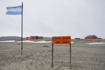 Antártida- En la foto del 13 de enero de 2024, el buque ARA Alte Irízar terminó la primera tanda de desembarco de materiales de construcción, víveres y combustible para el reaprovisionamiento de la base antártica argentina Petrel, donde también se trasladó a la nueva dotación, de 23 personas, y replegó a la dotación saliente, conformada de otras 20, en un despliegue logístico y militar de apoyo a la ciencia que llevó cuatro días operando las 24 horas en el marco de la Campaña Antártica de Verano (CAV).