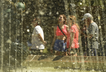 Mendoza, Argentina.- En las fotos tomadas el 29 de enero del 2024, las personas pasan tiempo al aire libre en medio de una ola de calor que afecta gran parte del país. La provincia de Mendoza, gran parte de Neuquén, Río Negro, localidades del este de La Pampa y de San Luis, y el sur de Buenos Aires se encuentran bajo alerta roja por calor extremo, el máximo nivel dispuesto por el Servicio Meteorológico Nacional, con temperaturas máximas que pueden llegar a los 38 grados.