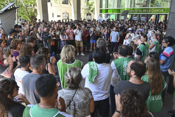 Buenos Aires, Argentina.- En las fotos tomadas el 17 de enero del 2024, trabajadores del Consejo Nacional de Investigaciones Científicas y Técnicas (Conicet) realizan una "asamblea y ruidazo" en el Polo Científico para denunciar "despidos" en el sector administrativo. Las organizaciones que representan a los investigadores, reclaman contra el ajuste en Consejo, que no resolvió dar los resultados de becas ni promociones hasta que se apruebe el nuevo presupuesto.