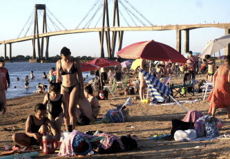 Corrientes, Argentina.- En las fotos tomadas el 5 de enero del 2024, las playas de la ciudad de Corrientes se convirtieron en los últimos días para sus habitantes y los viajeros en un refugio para afrontar el calor y la temporada de vacaciones. El Servicio Meteorológico Nacional (SMN) de Argentina emitió este viernes una alerta roja para varias localidades de las provincias de La Pampa (centro), Neuquén (oeste) y Río Negro (sur) por temperaturas extremas, en torno a los 35 grados.