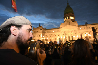 Buenos Aires.- En la foto tomada el 10 de enero de 2024, diferentes sectores de la cultura se convocaron en la Plaza del Congreso, con un denominado "Musicazo" para alertar sobre el impacto negativo para el sector de las modificaciones incluidas en la ley de "Bases y Puntos de Partida para la Libertad de los Argentinos", dado que "se incluye el desfinanciamiento del Instituto Nacional de la Música (INaMu) y la eliminación del Fondo Nacional de las Artes (FNA)".