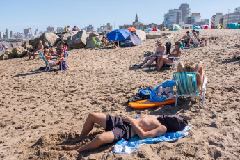 Mar del Plata, Argentina.- En las fotos tomadas el 25 de enero del 2024, las personas disfrutan de la playa durante el verano en la ciudad costera de Mar del Plata. El Servicio Meteorológico Nacional (SMN) informó que rige una serie de alertas por altas temperaturas en diferentes puntos de la Argentina que superarían los 40 grados. Las provincias afectadas por alertas rojas, naranjas y amarillas son Buenos Aires, La Pampa, Mendoza, San Juan, San Luis, Neuquén, Río Negro y Chubut.