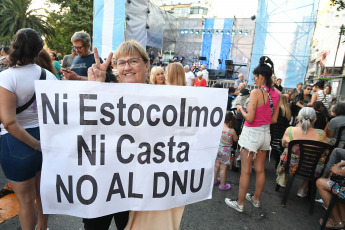 Buenos Aires, Argentina.- En la foto del 20 de enero de 2024, vecinos de Avellaneda protestan en contra el DNU (Decreto de Necesidad y Urgencia) y la Ley Ómnibus impulsados por el gobierno de Javier Milei. Bajo la consigna “la unión y compromiso de las y los ciudadanos es indispensable para frenar este atropello a la Patria”, la protesta estuvo impulsada por organizaciones sociales, políticas, culturales, sindicales, entre otras, conducidas por el intendente de Avellaneda, Jorge Ferraresi. Con una reunión previa en el anfiteatro municipal del Parque Domínico, referentes de 15 mesas del distrito fueron las que impulsaron esta iniciativa.