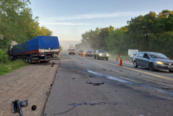 Buenos Aires, Argentina.- En las fotos tomadas el 3 de enero del 2024, muestra el lugar donde ocurrió un accidente de tránsito que dejó una persona muerta y otra herida. El hecho, sucedió al chocar de frente un camión y un vehículo utilitario en la ruta nacional 3, en la localidad bonaerense de Cañuelas, informaron fuentes viales.