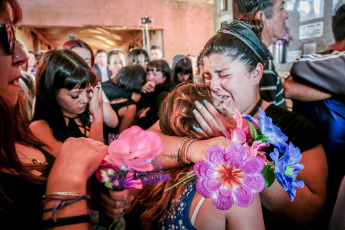 Mar de Ajó, Argentina.- En las fotos tomadas el 2 de enero del 2024, los restos de Tomás Tello Ferreyra, el joven de 18 años asesinado de una puñalada en el pecho la ser atacado por una patota en Santa Teresita, fueron inhumados en el cementerio de Mar de Ajó luego de que el cortejo fúnebre del que participaron centenares de vecinos y amigos de la víctima se trasladó desde la casa de sepelios y se detuvo frente al domicilio de la víctima.