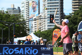 Rosario, Argentina.- En la foto tomada el 21 de enero de 2024, aficionados al tenis de todas las edades participaron en Rosario de un festival recreativo como actividad previa a la serie de Copa Davis que disputarán Argentina y Kazajistán este 3 y 4 de febrero en el Jockey Club local.