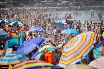 Mar del Plata, Argentina.- En las fotos tomadas el 2 de enero del 2024, turistas disfrutan en las playas de Mar del Plata. En 2020, apenas 3.685.937 personas visitaron la ciudad Mar del Plata. En 2021, post pandemia, los ingresos repuntaron y alcanzaron registros similares a 2004: 6.644.442 turistas. Para 2022, la cifra trepó a 8.853.245 y dejó la vara alta. Al año siguiente, La Feliz volvió a romper su propio récord: en 2023, recibió 9.013.380 personas y, en los últimos tres años, triplicó la cantidad de turistas.