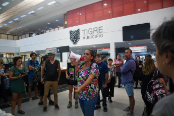 Delta de Tigre, Argentina.- En las fotos tomadas el 3 de enero del 2024, habitantes de las islas del Delta de Tigre realizaron una asamblea en la estación fluvial ante 'la falta de respuestas del comité de crisis' por los cortes del suministro de electricidad que afectan a cientos de usuarios tras el temporal del 17 de diciembre pasado. La empresa Edenor, prestadora del servicio eléctrico en la zona de islas, informó que el 56