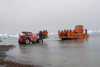 Antártida- En la foto del 13 de enero de 2024, el buque ARA Alte Irízar terminó la primera tanda de desembarco de materiales de construcción, víveres y combustible para el reaprovisionamiento de la base antártica argentina Petrel, donde también se trasladó a la nueva dotación, de 23 personas, y replegó a la dotación saliente, conformada de otras 20, en un despliegue logístico y militar de apoyo a la ciencia que llevó cuatro días operando las 24 horas en el marco de la Campaña Antártica de Verano (CAV).