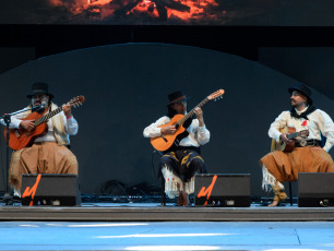 Córdoba, Argentina.- En las fotos tomadas el 24 de enero del 2024, durante la presentación del conjunto de malambo, 'El Ramalazo', en la ciudad cordobesa de Cosquín. El Festival Nacional de Folklore, empezó el sábado 20 de enero y se extiende hasta el domingo 28. Se trata de una de las celebraciones más importantes que se hacen en el país para homenajear la música representativa de los argentinos.