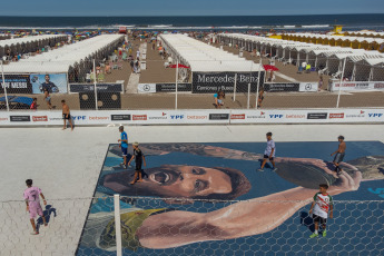 Mar del Plata, Argentina.- En las fotos tomadas el 15 de enero del 2024, muestra el mural de Lionel Messi pintado por dos artistas de la ciudad de Mar del Plata. El mural, de casi 100 metros cuadrados en el piso de cemento de una cancha de fútbol, en un balneario de Punta Mogotes, homenajea a Lionel Messi un año después de haber comandado a la selección Argentina que se consagró campeona del mundo en Qatar.