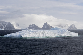 Antártida.- En la foto tomada el 8 de enero de 2024, instalan una nueva estación sismográfica en la base antártica argentina Petrel.