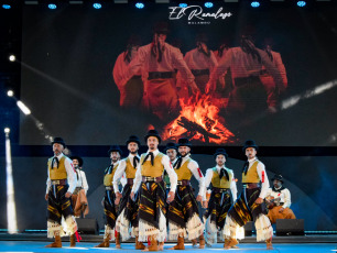 Córdoba, Argentina.- En las fotos tomadas el 24 de enero del 2024, durante la presentación del conjunto de malambo, 'El Ramalazo', en la ciudad cordobesa de Cosquín. El Festival Nacional de Folklore, empezó el sábado 20 de enero y se extiende hasta el domingo 28. Se trata de una de las celebraciones más importantes que se hacen en el país para homenajear la música representativa de los argentinos.