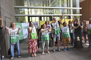 Buenos Aires, Argentina.- En las fotos tomadas el 17 de enero del 2024, trabajadores del Consejo Nacional de Investigaciones Científicas y Técnicas (Conicet) realizan una "asamblea y ruidazo" en el Polo Científico para denunciar "despidos" en el sector administrativo. Las organizaciones que representan a los investigadores, reclaman contra el ajuste en Consejo, que no resolvió dar los resultados de becas ni promociones hasta que se apruebe el nuevo presupuesto.