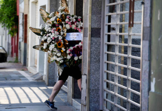 Buenos Aires.- En la foto tomada el 8 de enero de 2024, los restos del hombre de nacionalidad ucraniana que fue asesinado anoche de un balazo por cuatro "motochorros" durante un presunto intento de robo en la localidad de Remedios de Escalada, fueron velados en una casa de sepelios del barrio de Lanús Oeste. El crimen se produjo anoche, poco antes de las 22:00, cuando la víctima, Eugenio Sipatov, se encontraba en la puerta de su vivienda con un amigo. Ambos hombres se encontraban sentados en la vereda, con la espalda contra el frente de una casa, cuando delincuentes a bordo de dos motos lo sorprendieron a punta de pistola, según se advierte en imágenes tomadas por una cámara de seguridad. La persona que acompañaba a Sipatov logró escapar, mientras que la víctima fue abordada por los ladrones y al resistirse le efectuaron un disparo por la espalda, con orificio de salida por e pecho, que a los pocos minutos determinó su muerte.