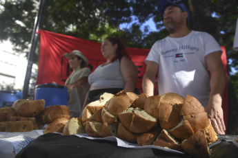 Buenos Aires, Argentina.- En las fotos tomadas el 19 de enero del 2024, militantes y dirigentes de la Asociación Civil Proyecto 7 realizaron un desayuno frente al edificio del Ministerio de Capital Humano, en rechazo al decreto de necesidad y urgencia (DNU) que emitió el Gobierno Nacional, por considerar que "vulnera todos los derechos humanos", y en defensa de las personas en situación de calle, informaron voceros del sector.