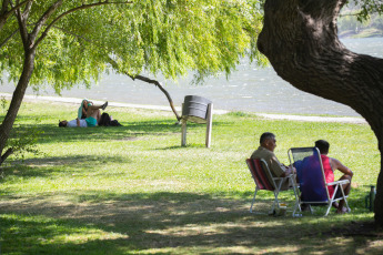 Rio Negro, Argentina.- En las fotos tomadas el 24 de enero del 2024, muestra las calles de Rio Negro en medio de la ola de calor que atraviesa la provincia. En una semana marcada por temperaturas extremas, Argentina se encuentra bajo la influencia de un fenómeno climático que ha llevado a la Patagonia a romper récords históricos de temperatura. La combinación de altas temperaturas, viento constante del norte y escasa nubosidad ha creado un ambiente de total estabilidad, llevando a la consecución de valores récords en varias localidades de la región.