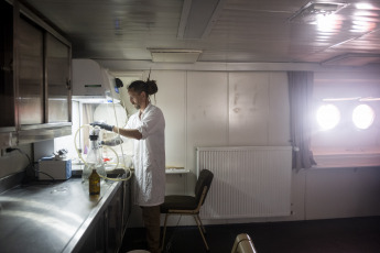 Antártida.- En la foto tomada el 6 de enero de 2024, muestras de uno de los laboratorios del buque Almirante Irízar camino hacia la Antártida Argentina. Los microplásticos, compuestos por químicos contaminantes, se encuentran en todos los mares del mundo y por la circulación marina se le adhieren otras sustancias como pesticidas que llegan desde tierra, lo que produce una "bioacumulación" de estos productos tóxicos en la cadena trófica, que va "desde el plancton", alimento de algunos peces, "al plato de los comensales", explicó el biólogo Emiliano Hines mientras recogía muestras de agua desde uno de los laboratorios del buque Almirante Irízar camino hacia la Antártida Argentina. El biólogo de la Universidad Nacional de Mar del Plata, becario del Conicet e integrante del equipo del Instituto de Investigaciones Marinas y Costeras (IIMyC), trabaja junto a otro científico en el marco del proyecto Nutec Plastics que se realiza durante la Campaña Antártica de Verano (CAV) para detectar la presencia de microplásticos por primera vez desde el Río de La Plata hasta la Antártida a bordo del Irízar.