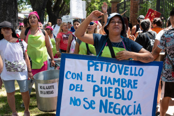 Buenos Aires, Argentina.- En la foto tomada el 23 de enero de 2024, la agrupación Somos Barrios de Pie realiza hoy una vigilia frente a la residencia presidencial de Olivos, como preludio del paro general y la movilización prevista para mañana en contra del DNU 70/2023 de desregulación de la economía y el proyecto de la ley de "Bases y Puntos de Partida para la Libertad de los Argentinos".