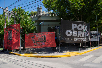 Neuquén, Argentina.- En las fotos tomadas el 30 de enero del 2024, movimientos sociales de Neuquén comenzaron un acampe en las puertas de la Casa de Gobierno provincial, en reclamo de la continuidad laboral de 740 familias y de un pago que estaba comprometido para el mes de diciembre, cuya falta "atenta contra la asistencia social a comedores".