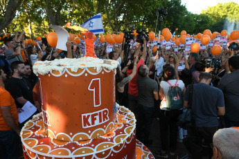 Buenos Aires, Argentina.- En las fotos tomadas el 17 de enero del 2024, familiares y allegados en Argentina de Kfir Bibas, el más pequeño de los secuestrados durante el ataque de Hamás a Israel el 7 de octubre, celebraron su primer cumpleaños “no feliz” con globos naranjas, en alusión a su cabello pelirrojo, y pidieron por su liberación.