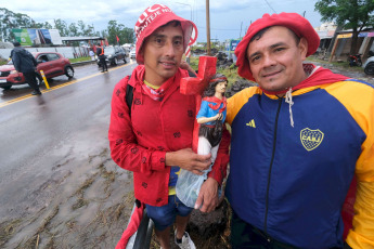 Corrientes.- En la foto tomada el 8 de enero de 2024, miles de devotos en la ciudad correntina de Mercedes, llegaron para rendirle honor al Gauchito Gil, de cuya muerte se cumplen hoy 146 años. Antonio Plutarco Cruz Mamerto Gil Núñez, más conocido como el Gauchito Gil, nació en Pay Ubre, un pueblo cerca de Mercedes, provincia de Corrientes alrededor del año 1840. Sin embargo, el lugar y fechas no están confirmadas del todo. Se cree que fue un peón rural reclutado para luchar en la Guerra de la Triple Alianza y que además formó parte de las milicias que lucharon contra los federales. En tanto, algunas versiones relatan que tuvo una relación amorosa con una viuda adinerada y que debió escapar de los hermanos y policía local por su romance. Según la leyenda, el Gauchito Gil recibió la visita de Ñandeyara, el dios guaraní, que le dijo “No quieras derramar sangre de tus semejantes” y a partir de allí abandonó el ejército para convertirse en un justiciero que le robaba a los ricos para darle a los pobres y sanaba a los enfermos. Sin embargo, fue capturado y sentenciado a muerte por sus crímenes, colgado de un árbol desde sus pies y degollado. "Su sangre cayó como una catarata que la tierra se bebió de un sorbo”, dice la leyenda.