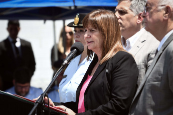 Buenos Aires, Argentina.- In photos taken on January 30, 2024, the Minister of Security, Patricia Bullrich (front), presented the new "Management Protocol for high-risk prisoners", which will incorporate the control of telephone calls, recognition systems facial and monitoring 24 hours a day, every day of the year, among other measures that will be applied in federal prisons in order to prevent the heads of criminal organizations from continuing to operate behind bars, Bullrich asserted.