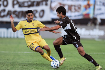 Buenos Aires, Argentina.- En las fotografías tomadas el 27 de enero de 2024 se ven escenas del partido Boca - Platense que terminó 0 a 0 en el estadio Ciudad de Vicente López.. El encuentro ofició como el debut de Diego Martínez al mando de la Dirección Técnica de Boca Juniors. En el primer tiempo le anularon un gol a Ronaldo Martínez, de Platense.