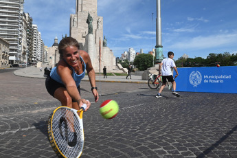 Rosario, Argentina.- En la foto tomada el 21 de enero de 2024, aficionados al tenis de todas las edades participaron en Rosario de un festival recreativo como actividad previa a la serie de Copa Davis que disputarán Argentina y Kazajistán este 3 y 4 de febrero en el Jockey Club local.