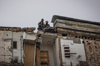 Járkov, Ucrania.- En las fotos tomadas el 24 de enero del 2024, unidades de emergencia realizan tareas de rescate tras nuevos ataques rusos. Al menos cinco personas murieron y 38 resultaron heridas tras un ataque con misiles rusos en Járkov mientras los bombardeos de cuatro barrios de Kiev causaron la muerte de una persona e hirieron a otros 18.