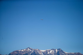 Patagonia, Argentina.- En las fotos tomadas el 29 de enero del 2024, nuevos brigadistas llegan a la zona de los bosques del Parque Nacional Los Alerces, en el extremo norte del Chubut para sumarse a los equipos que combaten el incendio desatado el jueves pasado y que ya consumió más de 1.000 hectáreas en su mayoría de especies nativas en una zona montañosa de difícil acceso.