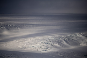 Antártida- En la foto del 13 de enero de 2024, el rompehielos ARA “Almirante Irízar”, tras haber efectuado tareas logísticas en la Base Antártica Conjunta Orcadas prosiguió su derrotero y arribó a Caleta Potter, donde fondeó frente a la Base Antártica Científica Carlini. Una vez allí, por medio de las embarcaciones de transporte de personal y vehículos, inició con la descarga de gasoil antártico (GOA), víveres secos, frescos y frigorizados; tubos de gas propano y 2 motores generadores diesel.