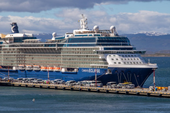 Ushuaia, Argentina.- En las fotos tomadas el 15 de enero del 2024, cuatro cruceros turísticos, uno de ellos de gran porte, llegaron al muelle del puerto de la ciudad de Ushuaia, en otra jornada de gran congestión de embarcaciones y dentro de una temporada en la que se aguardan 250 mil cruceristas, según confirmaron fuentes oficiales del gobierno de Tierra del Fuego, quienes además afirmaron que habrá un total de 733 recaladas (llegadas de cruceros a los puertos).