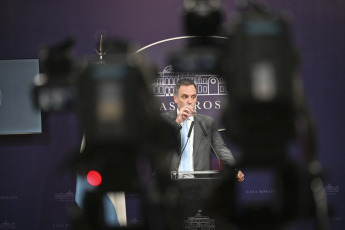 Buenos Aires, Argentina.- En las fotos tomadas el 19 de enero del 2024, el portavoz presidencial Manuel Adorni, brinda una conferencia de prensa en Buenos Aires, Argentina. Adorni, defendió el incremento en las tarifas del autotransporte de pasajeros y de ferrocarril del Área Metropolitana de Buenos Aires (AMBA), tanto porque "traían un atraso desde el último congelamiento de agosto" como por formar parte de un cambio de "la lógica de los subsidios".