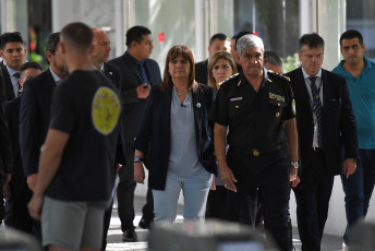 Buenos Aires, Argentina.- En las fotos tomadas el 23 de enero del 2024, la ministra de Seguridad de la Nación, Patricia Bullrich (centro), confirmó la muerte de la niña Umma, la nena de 9 años e hija de un custodio de la ministra que había sido baleada en la nuca durante un robo en Lomas de Zamora. La niña, estaba internada en el hospital Churruca.