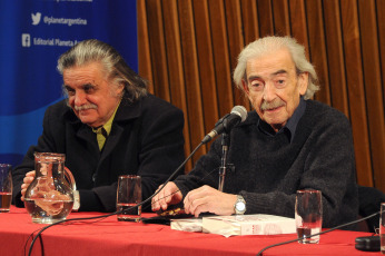 Buenos Aires- En la foto de archivo del 27 de agosto de 2013, Juan Gelman. A una década de la partida del influyente poeta argentino, Juan Gelman, su poesía y biografía se entrelazan en la exploración de un tema recurrente en el género lírico y la literatura en general: la reflexión sobre la propia finitud, evidenciada en siete poemas que abordan de manera singular su despedida.