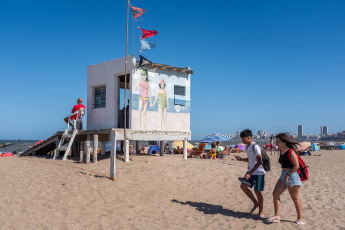 Mar del Plata, Argentina.- En las fotos tomadas el 25 de enero del 2024, las personas disfrutan de la playa durante el verano en la ciudad costera de Mar del Plata. El Servicio Meteorológico Nacional (SMN) informó que rige una serie de alertas por altas temperaturas en diferentes puntos de la Argentina que superarían los 40 grados. Las provincias afectadas por alertas rojas, naranjas y amarillas son Buenos Aires, La Pampa, Mendoza, San Juan, San Luis, Neuquén, Río Negro y Chubut.