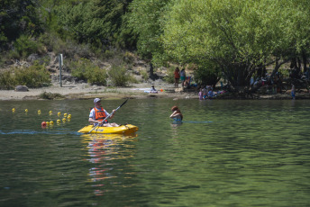 Bariloche, Argentina.- En las fotos tomadas el 23 de enero del 2024, miles de locales y turistas colman las playas lacustres de San Carlos de Bariloche durante la temporada de verano. El Servicio Meteorológico Nacional (SMN), emitió alertas amarillas por calor y temperaturas extremas para ocho provincias. El organismo meteorológico indicó que las áreas afectadas alcanzarán a todo el territorio de Tierra del Fuego y Río Negro, sur y oeste de Santa Cruz, este de Chubut, este de Neuquén y Mendoza, oeste de La Pampa y sur de Buenos Aires.