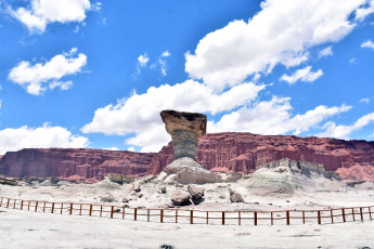 San Juan, Argentina.- En las fotos tomadas el 18 de enero del 2024, muestra el Parque Provincial Ischigualasto, en la provincia de San Juan, llamado por los diaguitas que pasaron por el lugar "Tierra donde no hay vida", que conforma junto al Parque Nacional Talampaya (La Rioja), el mayor conjunto continental de fósiles del mundo, y un paraíso para los entusiastas de los dinosaurios.