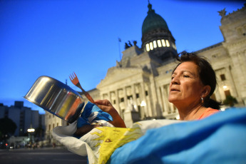 Buenos Aires, Argentina.- En las fotos tomadas el 3 de enero del 2024, vecinos de la ciudad de Buenos Aires y de otras partes del pais, se manifestaron con cacerolazos en diversos puntos de esta capital, mientras se replicaban protestas en otras zonas del país contra el Decreto de Necesidad y Urgencia (DNU) de desregulación económica y la ley ómnibus del gobierno de Javier Milei.