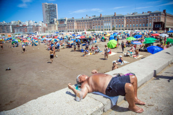 Mar del Plata, Argentina.- En las fotos tomadas el 29 de enero del 2024, las personas pasan tiempo al aire libre en medio de una ola de calor que afecta gran parte del país. La provincia de Mendoza, gran parte de Neuquén, Río Negro, localidades del este de La Pampa y de San Luis, y el sur de Buenos Aires se encuentran bajo alerta roja por calor extremo, el máximo nivel dispuesto por el Servicio Meteorológico Nacional, con temperaturas máximas que pueden llegar a los 38 grados.