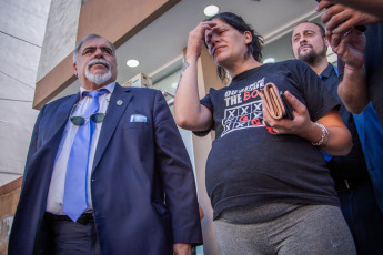 Mar de Ajó, Argentina.- En las fotos tomadas el 3 de enero del 2024, Samanta Ferreyra, madre de Tomás Tello, y el abogado de la familia, Miguel Ángel Pierri, salen de la fiscalía. Los ocho mayores de edad detenidos por el crimen deTomás Tello, el joven de 18 años asesinado a puñaladas en el balneario de Santa Teresita durante los festejos de Año Nuevo, se negaron a declarar ante el fiscal del caso en una jornada de indagatorias que se extendió hasta esta madrugada, informaron fuentes judiciales.