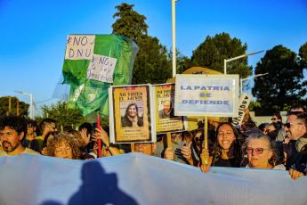 La Pampa, Argentina.- En las fotos tomadas el 24 de enero del 2024, manifestantes participan del paro general convocado por la Confederación General del Trabajo (CGT) nacional en oposición al DNU y la Ley Ómnibus propuestos por el presidente Javier Milei.