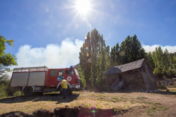 Patagonia, Argentina.- En las fotos tomadas el 29 de enero del 2024, nuevos brigadistas llegan a la zona de los bosques del Parque Nacional Los Alerces, en el extremo norte del Chubut para sumarse a los equipos que combaten el incendio desatado el jueves pasado y que ya consumió más de 1.000 hectáreas en su mayoría de especies nativas en una zona montañosa de difícil acceso.