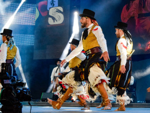 Córdoba, Argentina.- En las fotos tomadas el 24 de enero del 2024, durante la presentación del conjunto de malambo, 'El Ramalazo', en la ciudad cordobesa de Cosquín. El Festival Nacional de Folklore, empezó el sábado 20 de enero y se extiende hasta el domingo 28. Se trata de una de las celebraciones más importantes que se hacen en el país para homenajear la música representativa de los argentinos.