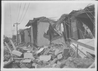 San Juan- En la foto de archivo, escenas del terremoto. Leé: Una muestra conmemorará el 80° aniversario del terremoto de 1944 El terremoto del 15 de enero de 1944 fue la mayor tragedia que recuerda el pueblo argentino. Estiman cerca miles de muertos, de una cifra aún mayor de heridos (datos aun inciertos), y de la destrucción casi total de una ciudad. Los efectos llegaron también a Córdoba, La Rioja, Mendoza y San Luis. En realidad, las consecuencias del sismo fueron desproporcionadas comparándolas con su intensidad. Fueron segundos interminables. El movimiento telúrico fue a las 20.49 horas y alcanzó 7,4 grados de magnitud en Escala Richter y una intensidad máxima de IX grados en la Escala Mercalli modificada. El epicentro se ubicó a 20 kilómetros al norte de la ciudad de San Juan, en las proximidades de la localidad de La Laja, en el departamento Albardón.