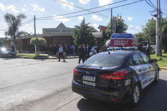 Buenos Aires, Argentina.- En las fotos tomadas el 23 de enero del 2024, la Ministra de Seguridad, Patricia Bullrich, asiste al velatorio de Umma Aguilera, la niña de 9 años e hija de un custodio de la ministra, que fue asesinada este lunes de un balazo en la cabeza por delincuentes durante un intento de robo en el partido de Lomas de Zamora.