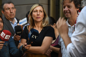 Buenos Aires.- En la foto tomada el 11 de enero de 2024, Myriam Bregman en la puerta del Congreso de la Nacion. El plenario de comisiones de la Cámara de Diputados retomó hoy el análisis del proyecto de ley de "Bases y Puntos de Partida para la Libertad de los Argentinos" tras un cuarto intermedio dispuesto anoche por pedido de los bloques de Unión por la Patria (UxP) y la UCR, y oposición de los legisladores de La Libertad Avanza (LLA), que querían que pretendían continuar los debates